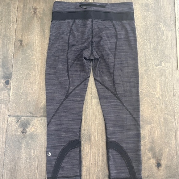Lululemon Black and White Stripe Back Pocket Crop Leggings - Picture 6 of 6